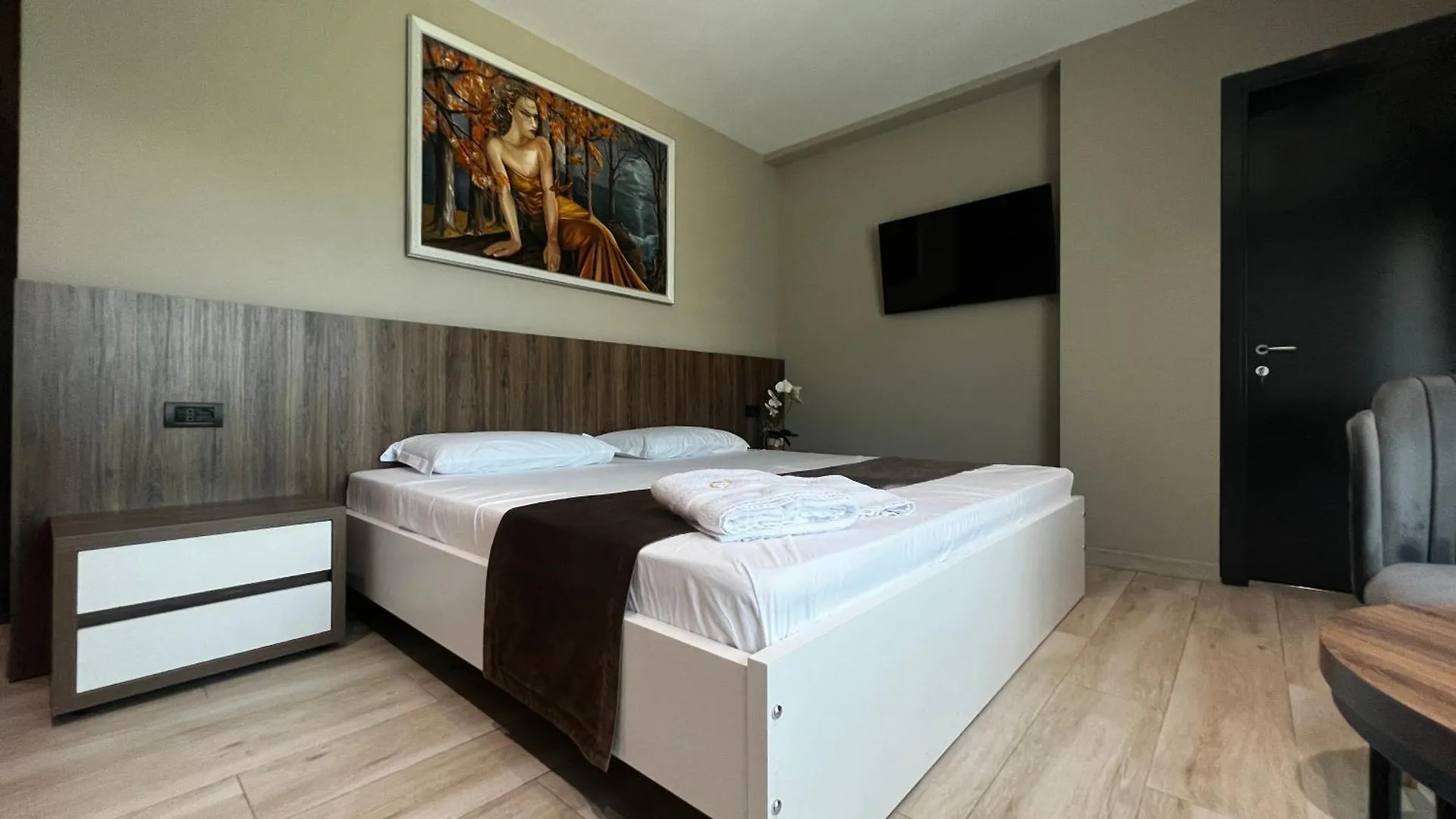 ***  Jata Crown Hotel Tirana Albania