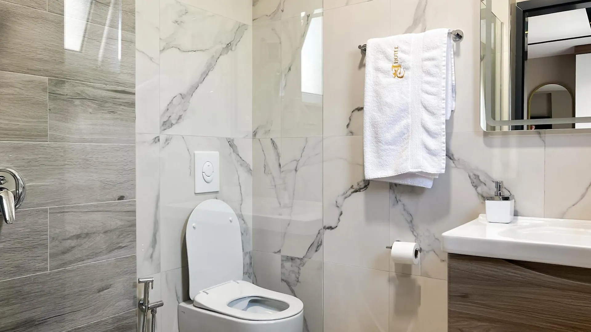 ***  Jata Crown Hotel Tirana Albania