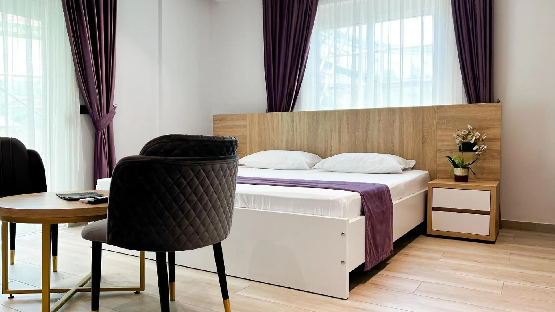 Jata Crown Hotel 티라나