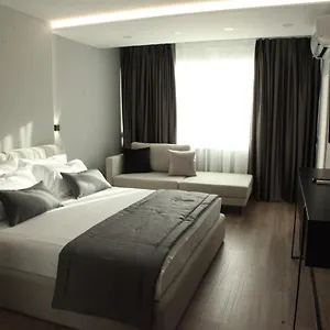 Otel L'hotel, Tiran